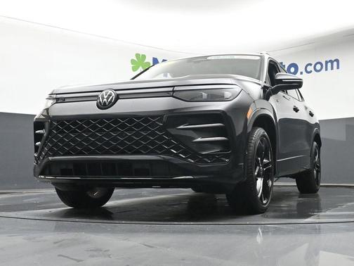 Deep Black Pearl Effect 2025 Volkswagen Tiguan 2.0T SE R-Line Black