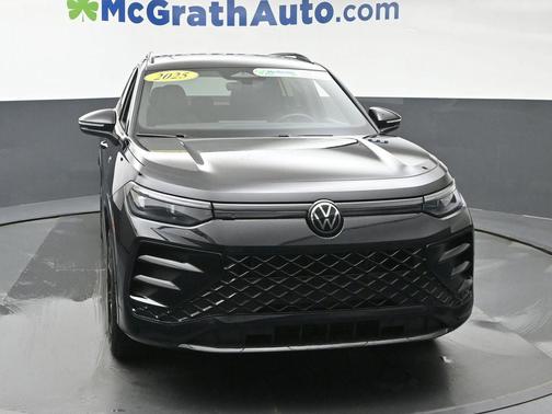Deep Black Pearl Effect 2025 Volkswagen Tiguan 2.0T SE R-Line Black