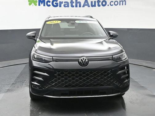 Deep Black Pearl Effect 2025 Volkswagen Tiguan 2.0T SE R-Line Black