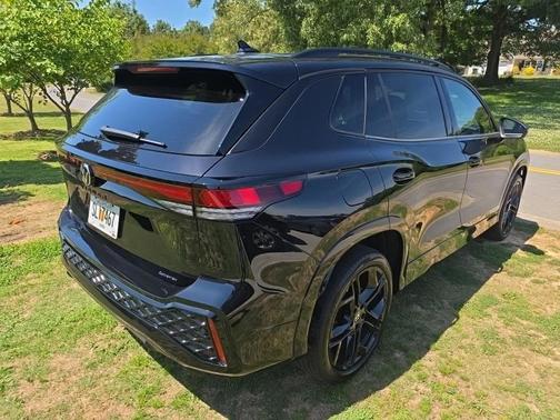 Deep Black Pearl Effect 2025 Volkswagen Tiguan 2.0T SE R-Line Black