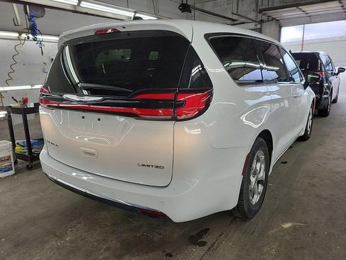 Bright White Clearcoat 2024 Chrysler Pacifica Limited