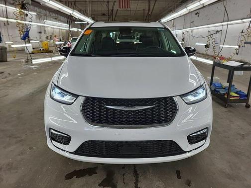Bright White Clearcoat 2024 Chrysler Pacifica Limited