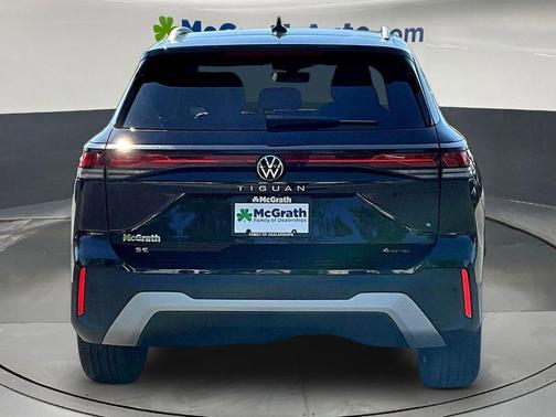 Deep Black Pearl 2026 Volkswagen Tiguan 2.0T SE