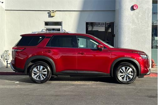 2025 Nissan Pathfinder SL