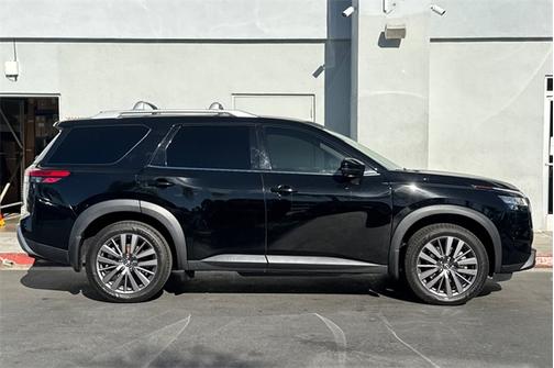 2022 Nissan Pathfinder SL