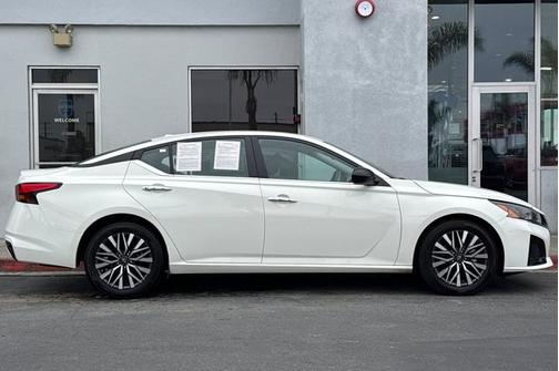 Glacier White 2025 Nissan Altima SV