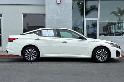 Glacier White 2025 Nissan Altima SV