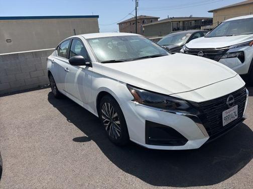 Glacier White 2025 Nissan Altima SV