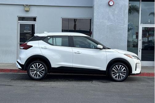Aspen White 2024 Nissan Kicks SV