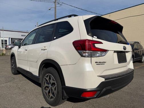 Crystal White Pearl 2022 Subaru Forester Premium