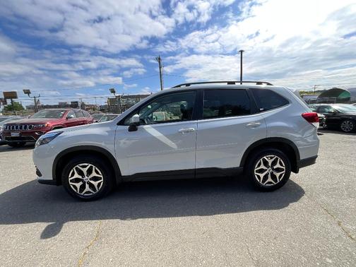 Crystal White Pearl 2022 Subaru Forester Premium