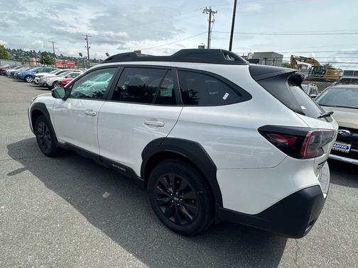 Crystal White Pearl 2023 Subaru Outback Onyx Edition