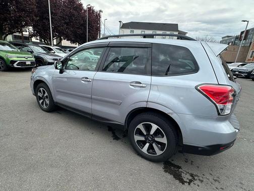 Ice Silver Metallic 2018 Subaru Forester 2.5i Premium
