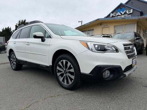 White 2017 Subaru Outback 2.5i Limited
