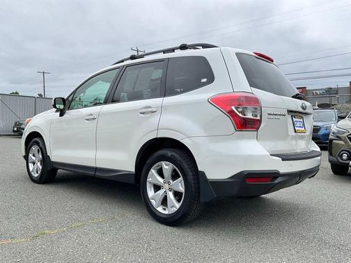 Crystal White Pearl 2016 Subaru Forester 2.5i Premium