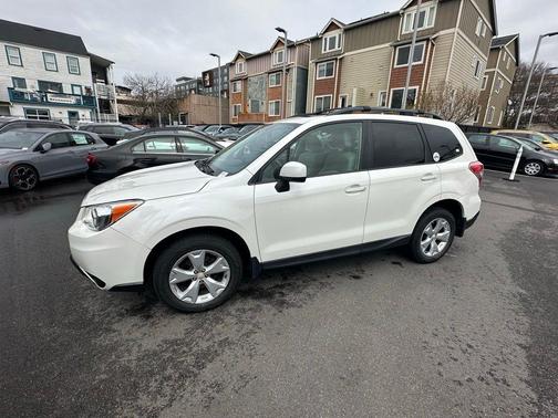Crystal White Pearl 2016 Subaru Forester 2.5i Premium