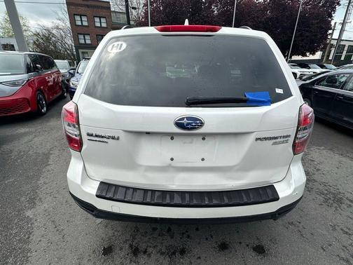 Crystal White Pearl 2016 Subaru Forester 2.5i Premium