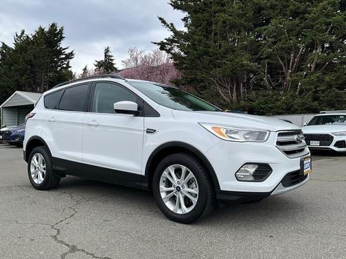 Oxford White 2018 Ford Escape SE