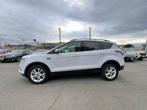 Oxford White 2018 Ford Escape SE