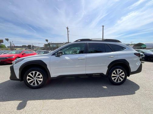 Crystal White Pearl 2025 Subaru Outback Premium