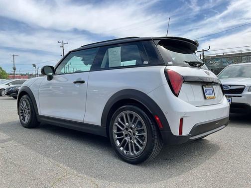White Metallic 2025 MINI Hardtop SIGNATURE PLUS