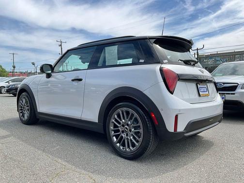 White Metallic 2025 MINI Hardtop SIGNATURE PLUS