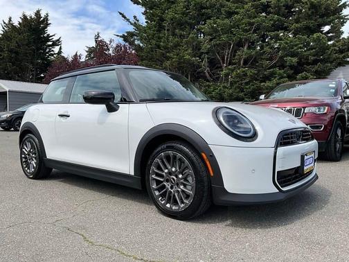 White Metallic 2025 MINI Hardtop SIGNATURE PLUS