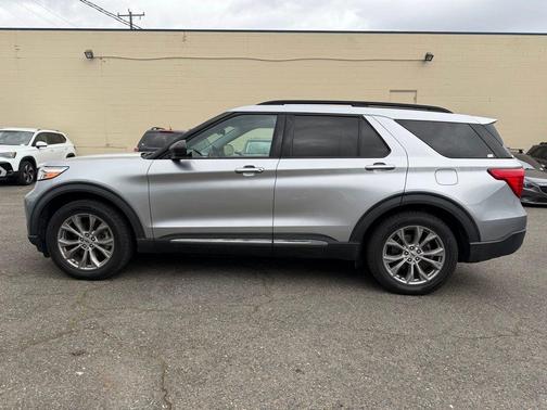 Iconic Silver Metallic 2022 Ford Explorer XLT