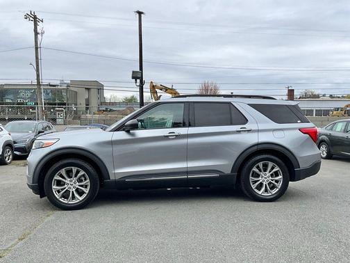 Iconic Silver Metallic 2022 Ford Explorer XLT