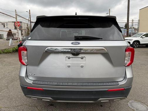 Iconic Silver Metallic 2022 Ford Explorer XLT