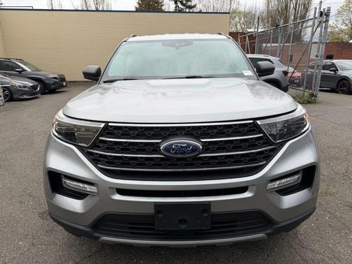 Iconic Silver Metallic 2022 Ford Explorer XLT