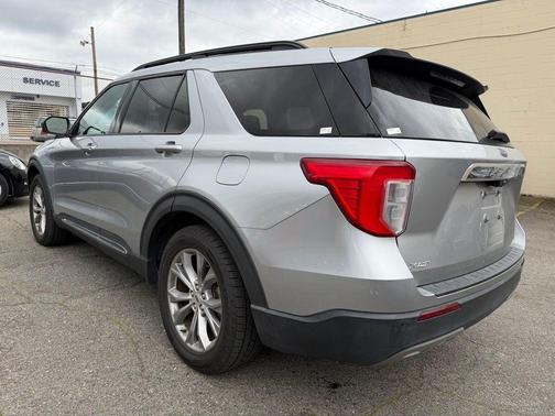 Iconic Silver Metallic 2022 Ford Explorer XLT
