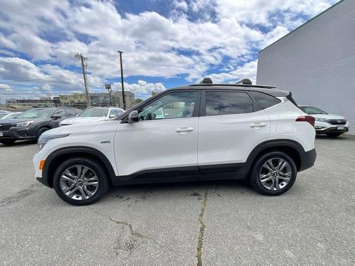 Clear White / Black Roof 2021 Kia Seltos S