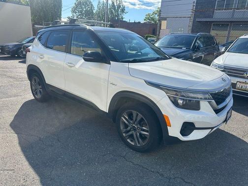 Clear White / Black Roof 2021 Kia Seltos S