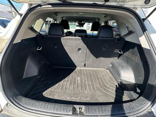 Clear White / Black Roof 2021 Kia Seltos S