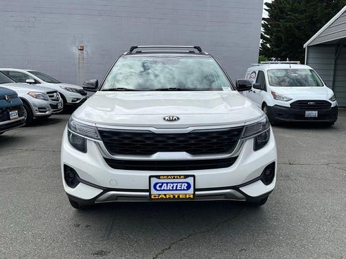 Clear White / Black Roof 2021 Kia Seltos S