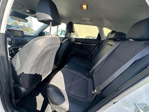 Clear White / Black Roof 2021 Kia Seltos S