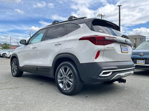 Clear White / Black Roof 2021 Kia Seltos S