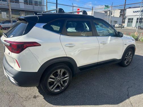 Clear White / Black Roof 2021 Kia Seltos S