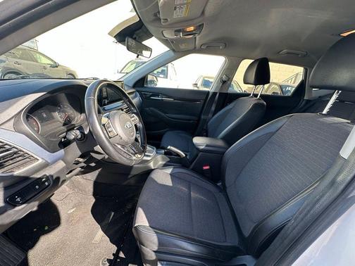 Clear White / Black Roof 2021 Kia Seltos S