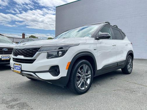 Clear White / Black Roof 2021 Kia Seltos S
