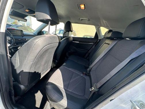 Clear White / Black Roof 2021 Kia Seltos S