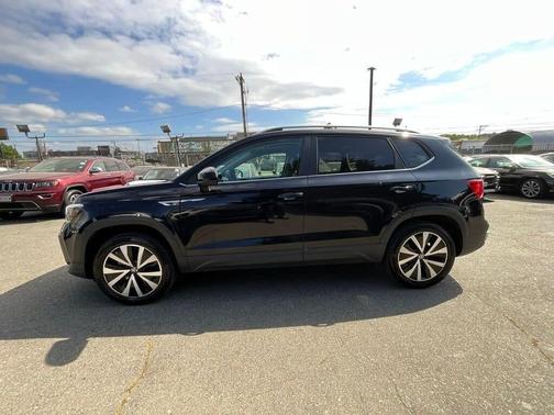 Deep Black Pearl Effect 2022 Volkswagen Taos 1.5T SE