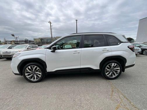 Crystal White Pearl 2025 Subaru Forester Touring