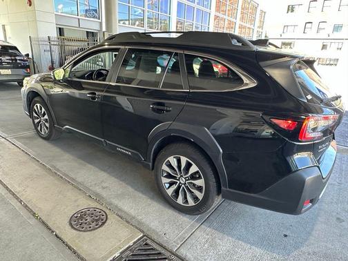 Crystal Black Silica 2024 Subaru Outback Limited