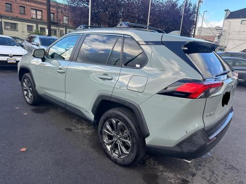 2022 Toyota RAV4 Hybrid XLE Premium