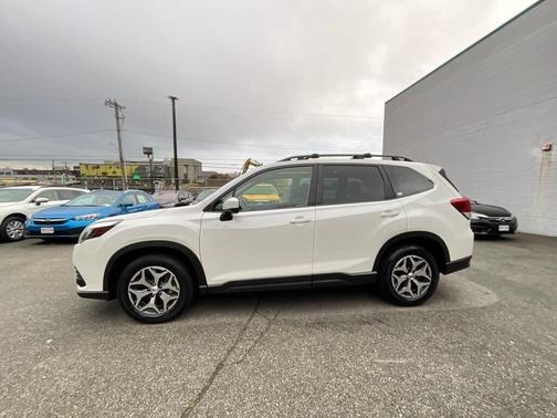 Crystal White Pearl 2023 Subaru Forester Premium