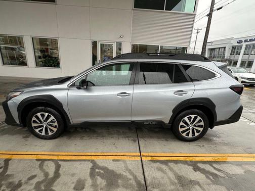 Ice Silver Metallic 2023 Subaru Outback Premium