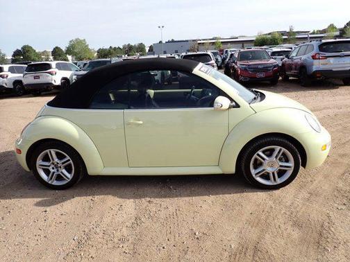 Mellow Yellow/Blac 2004 Volkswagen New Beetle GLS