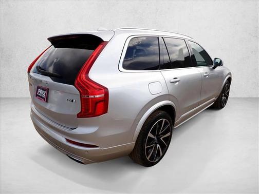 Bright Silver Metallic 2021 Volvo XC90 T6 Momentum